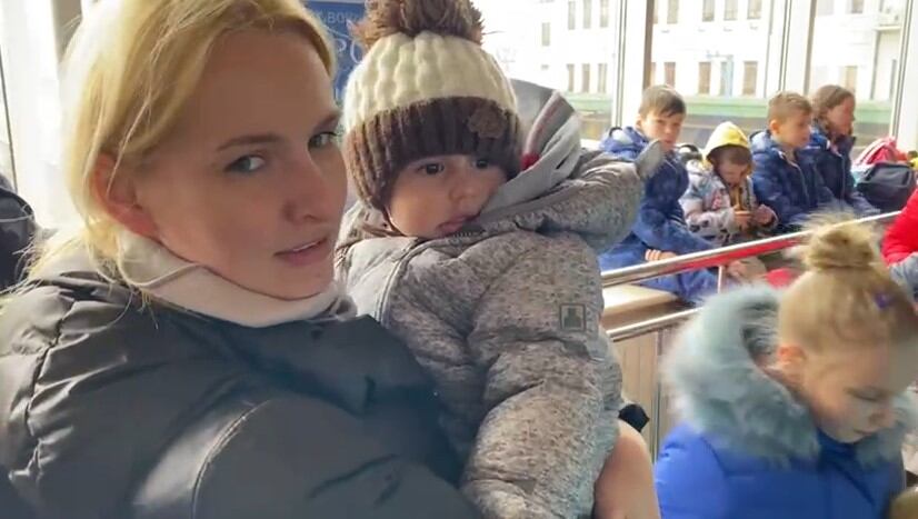 Luzmila habla con la SER con su sobrino en brazos.