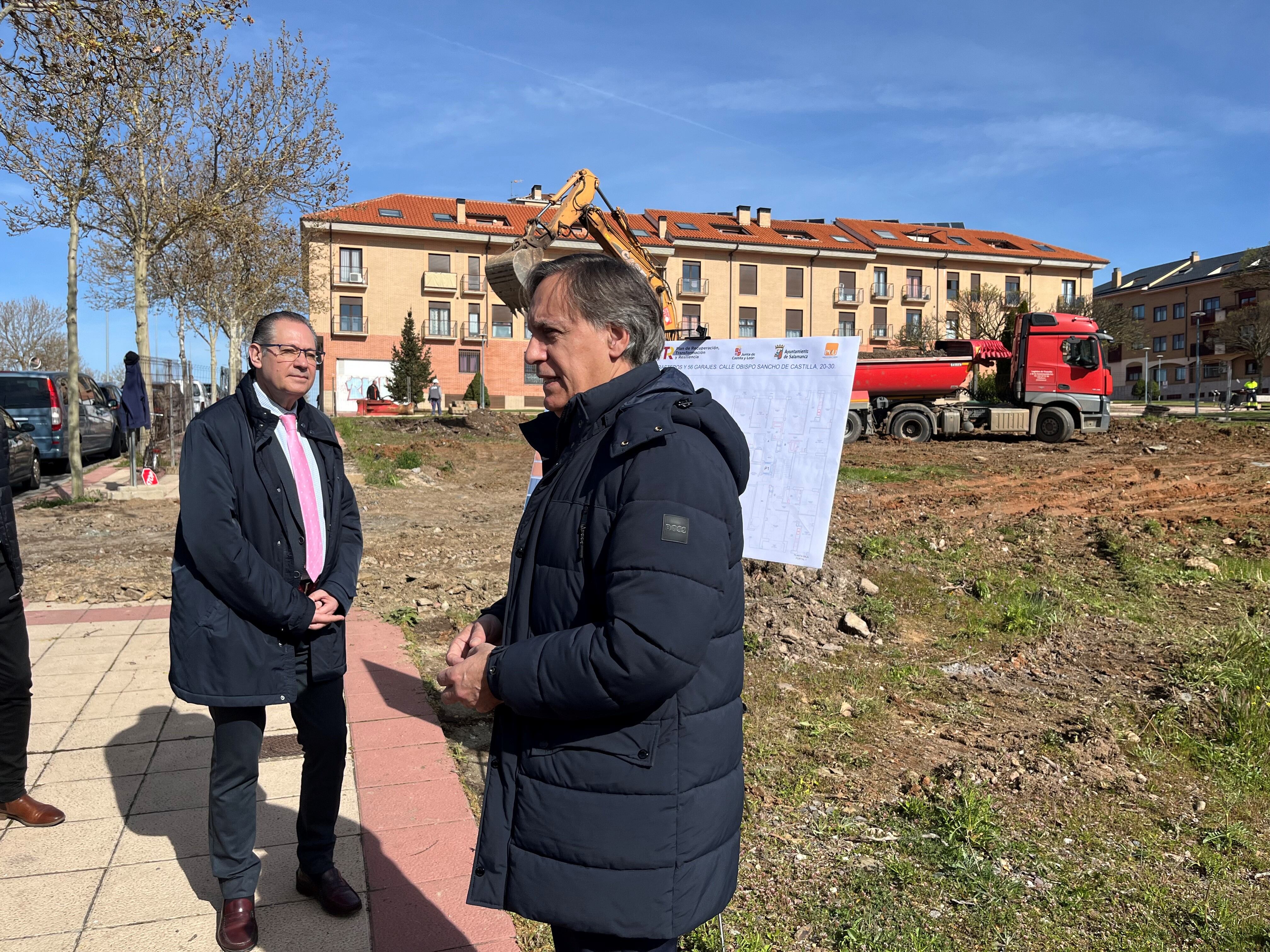 El alcalde de Salamanca, García Carbayo, junto al concejal de urbanismo, Fernando Carabias