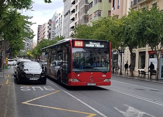 Un autobús urbano circula por el centro de Alicante en una imagen de archivo