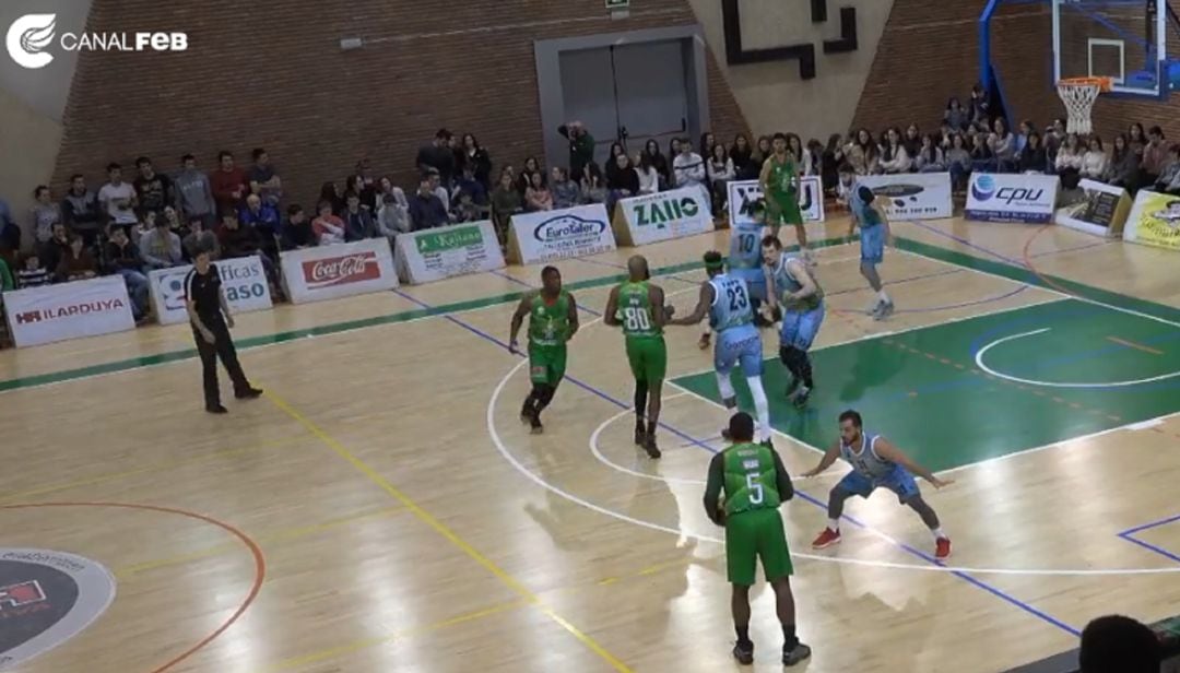 Un momento del último partido del Óbila en la cancha de Zornotza