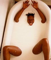 Annie Leibovitz fotografió a Whoopi Goldberg en una bañera llena de leche para la revista Vanity Fair.