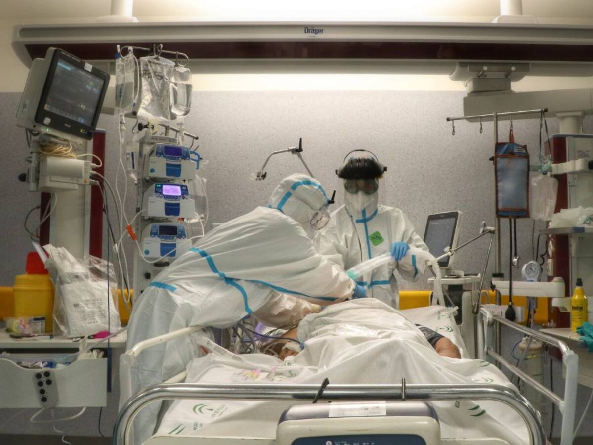 La mitad de los hospitalizados con COVID sufren algún síntoma un año después