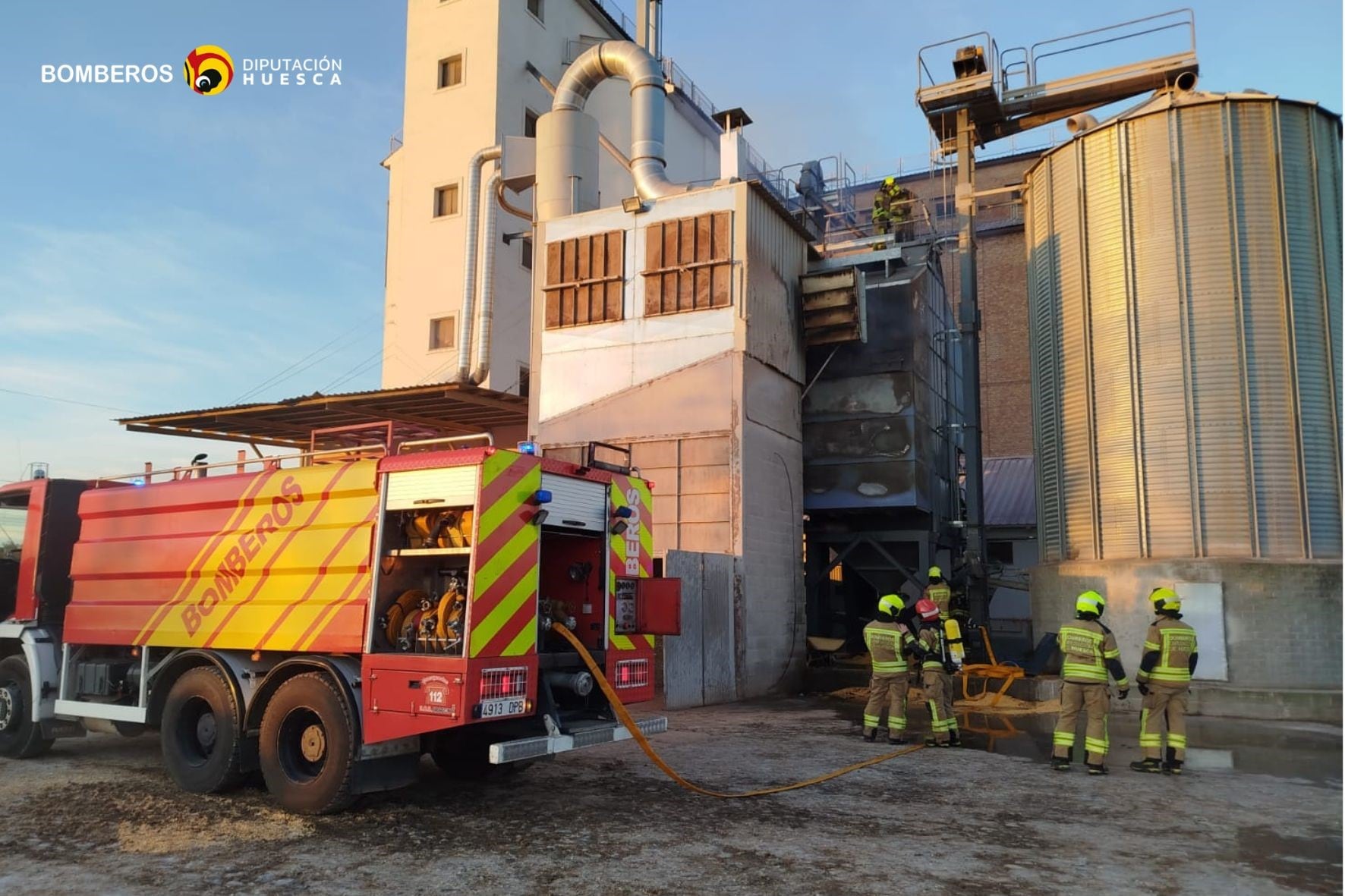 El incendio se ha producido en un silo de la estación de tren de Selgua. Foto: Bomberos DPH