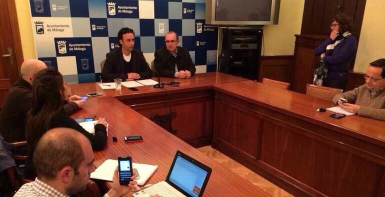 Rueda de prensa del concejal de Medio Ambiente a medianoche en el ayuntamiento