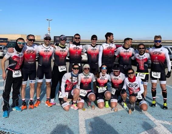 Foto de familia de varios de los integrantes del Triatlón Aranda durante el pasado Campeonato de Madrid de la modalidad