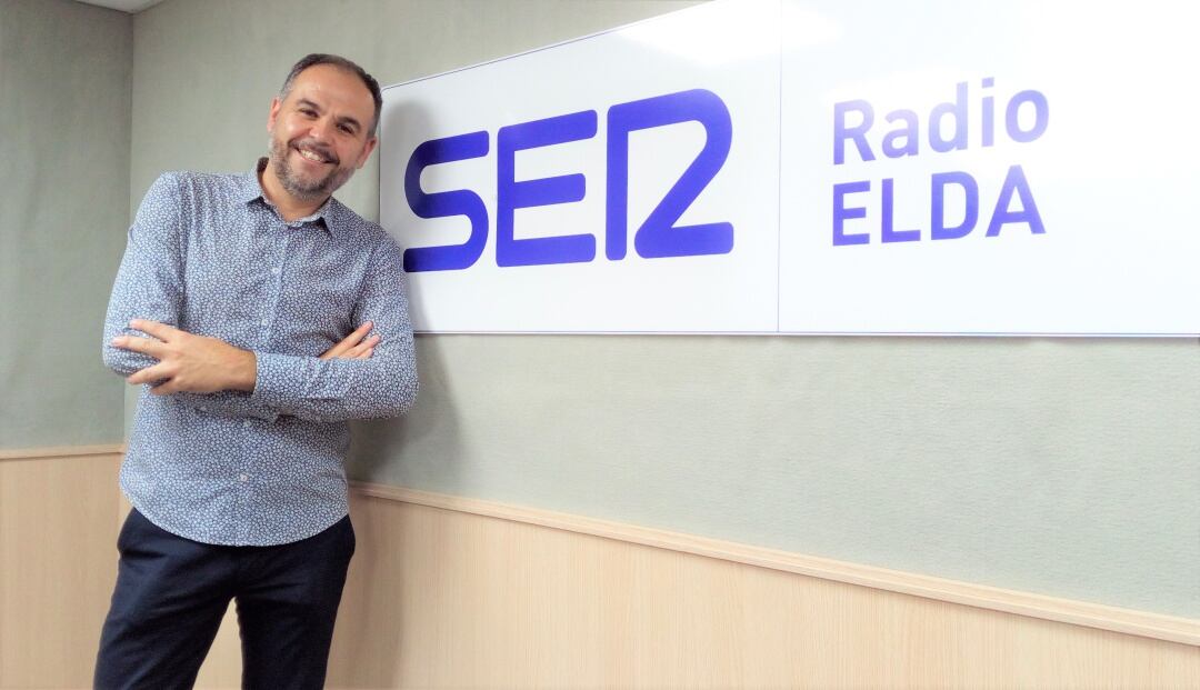 Mario Lorenzo en el estudio de Radio Elda SER