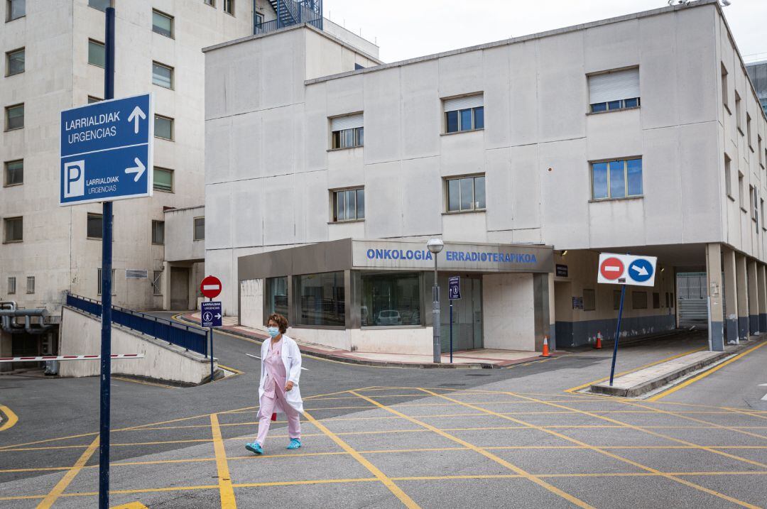 Una profesional sanitaria en las inmediaciones del  Hospital de Txagorritxu 