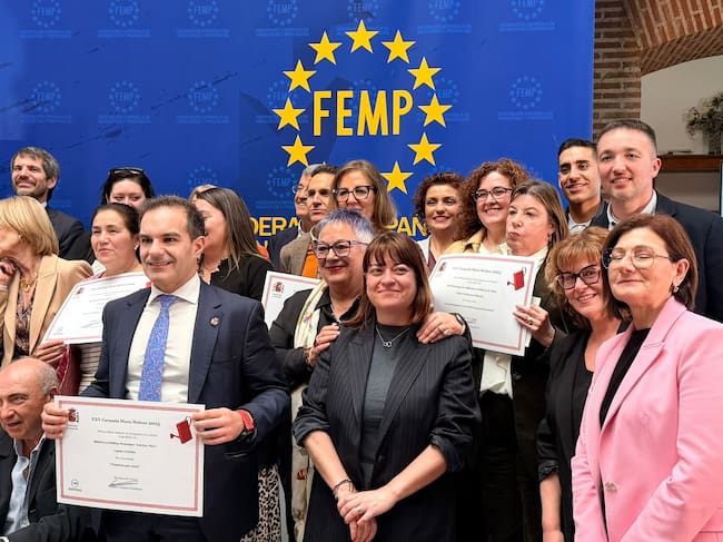 Fotografia de grup amb representants de les poblacions premiades, entre elles els murers Carmina Prats i Fernando Picó