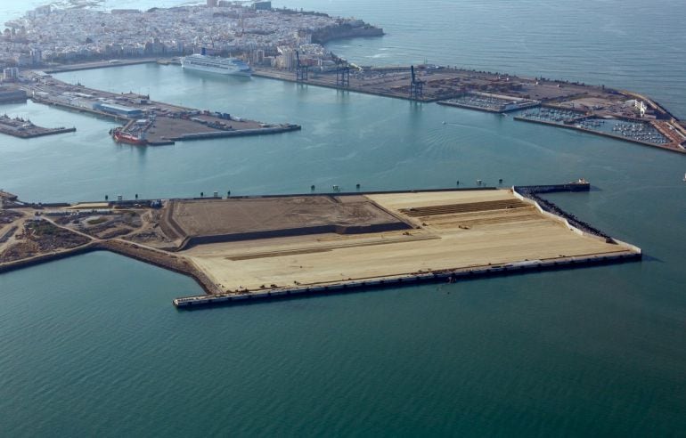 Vista aérea de los muelles de Cádiz con la nueva terminal en primer plano