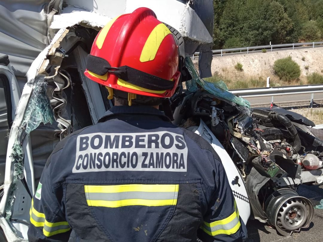 Un bombero del Consorcio Provincial de Incendios junto a los restos del brutal accidente.