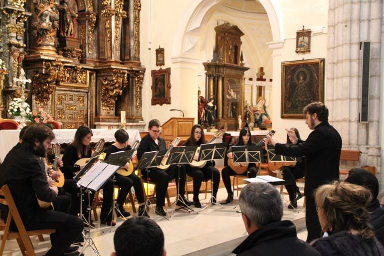 Adrián Avellón Ferreira dirige a la Orquesta de Pulso y Pua Tres Olmas de Fuentesaúco de Fuentidueña en un reciente concierto en la iglesia de San Miguel de Cuéllar