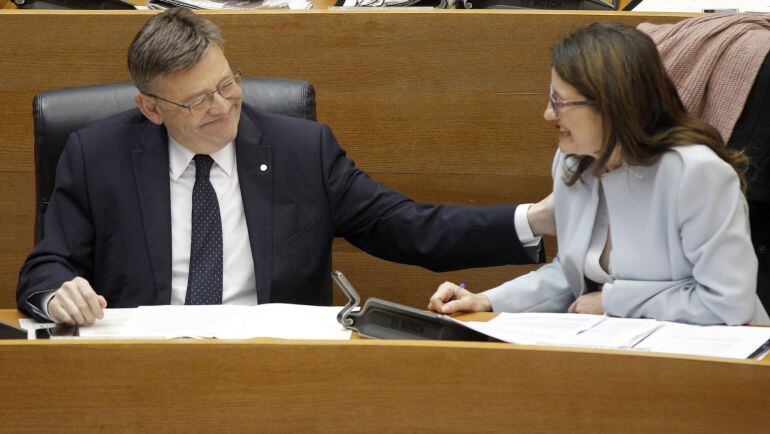 El president de la Generalitat, Ximo Puig y la vicepresidenta, Mónica Oltra, durante el pleno de Les Corts Valencianes en el que se debate y vota la ley de Presupuestos de la Generalitat de 2017