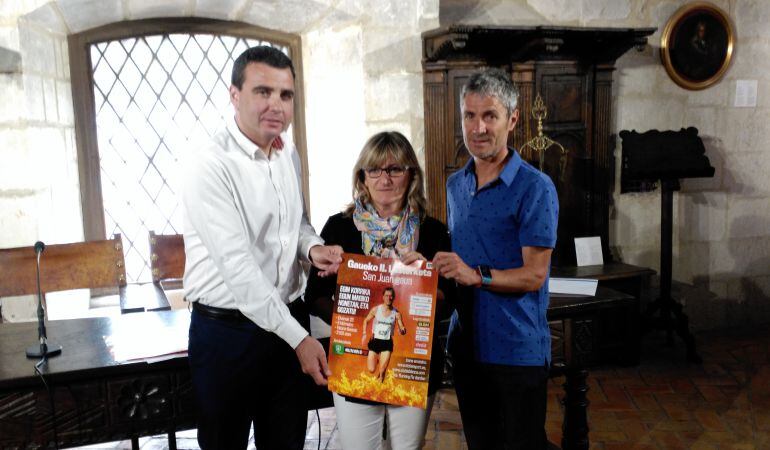 Mikel Pérez, Marian Ibarretxe y Martín Fiz, durante la presentación de la II Carrera nocturna de San Juan.