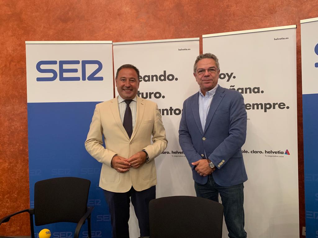 Ricardo Sánchez, a la izquierda, junto a Salomón Hachuel, director y presentador del programa Hoy por Hoy Sevilla