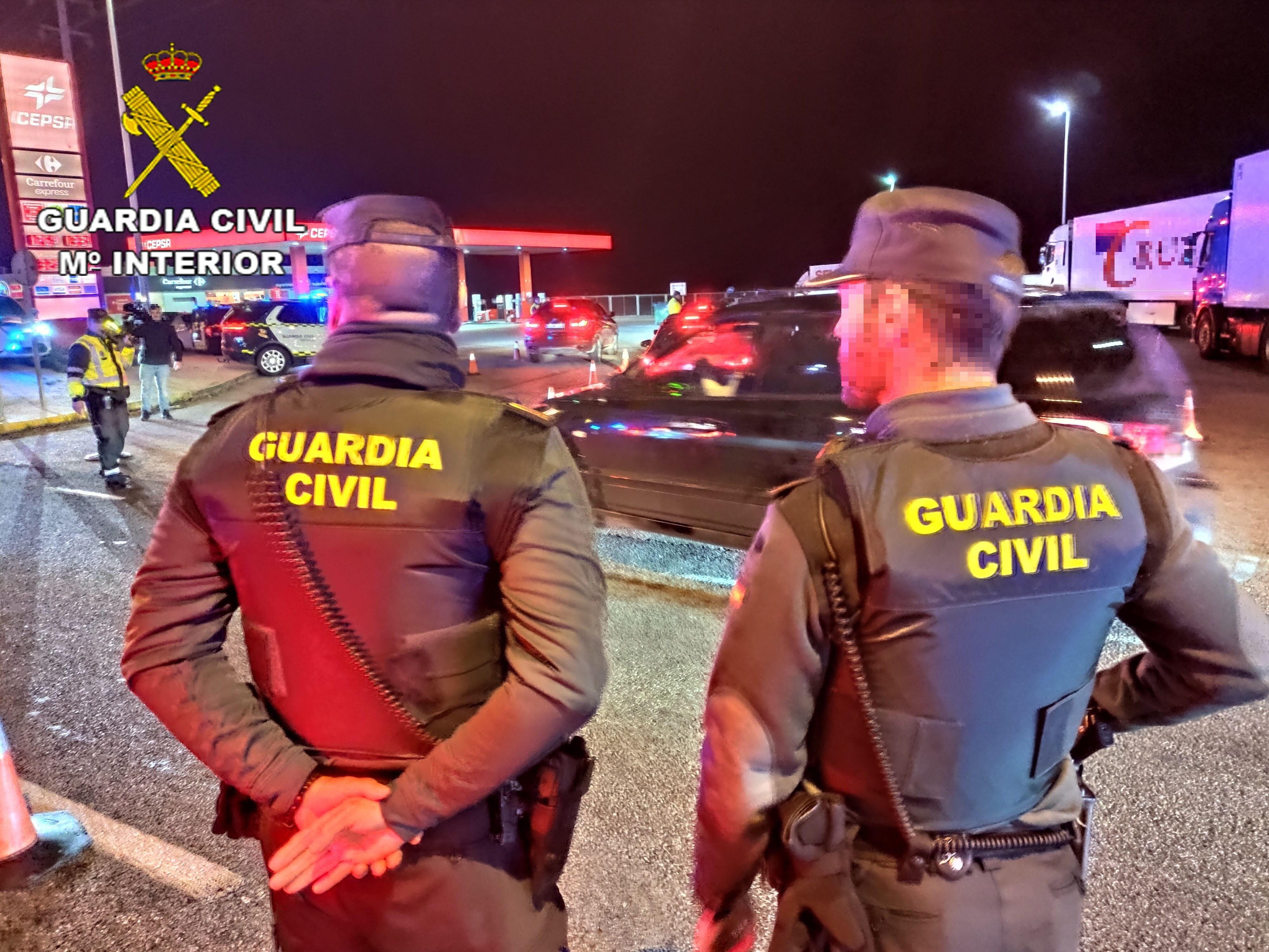 Vigilancia en una gasolinera/Foto archivo G. Civil Gu