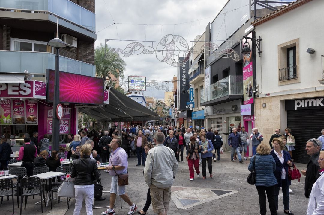 Una calle de Benidorm llena de gente