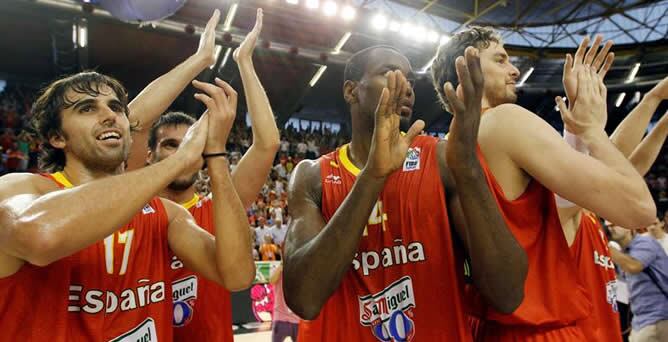 Los jugadores de la selección española Víctor Sada, Serge Ibaka y Pau Gasol aplauden al público tras su victoria frente a Australia por 97-58 durante el último partido de preparación del Campeonto de Europa de Baloncesto