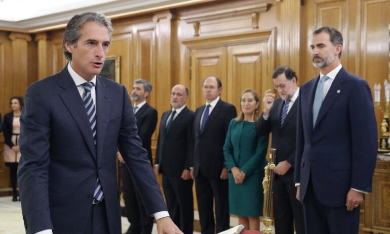 El ministro de Fomento, Íñigo de la Serna Hernáiz, jura su cargo.
