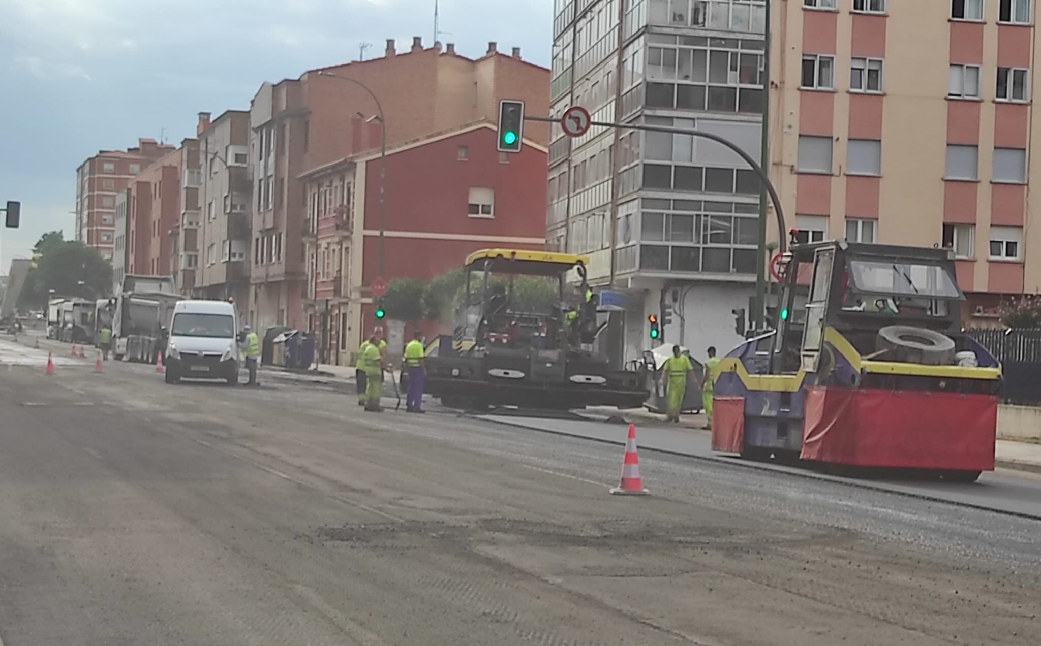 Labores de asfaltado en la Avenida de la Constitución. / Foto: Radio Castilla