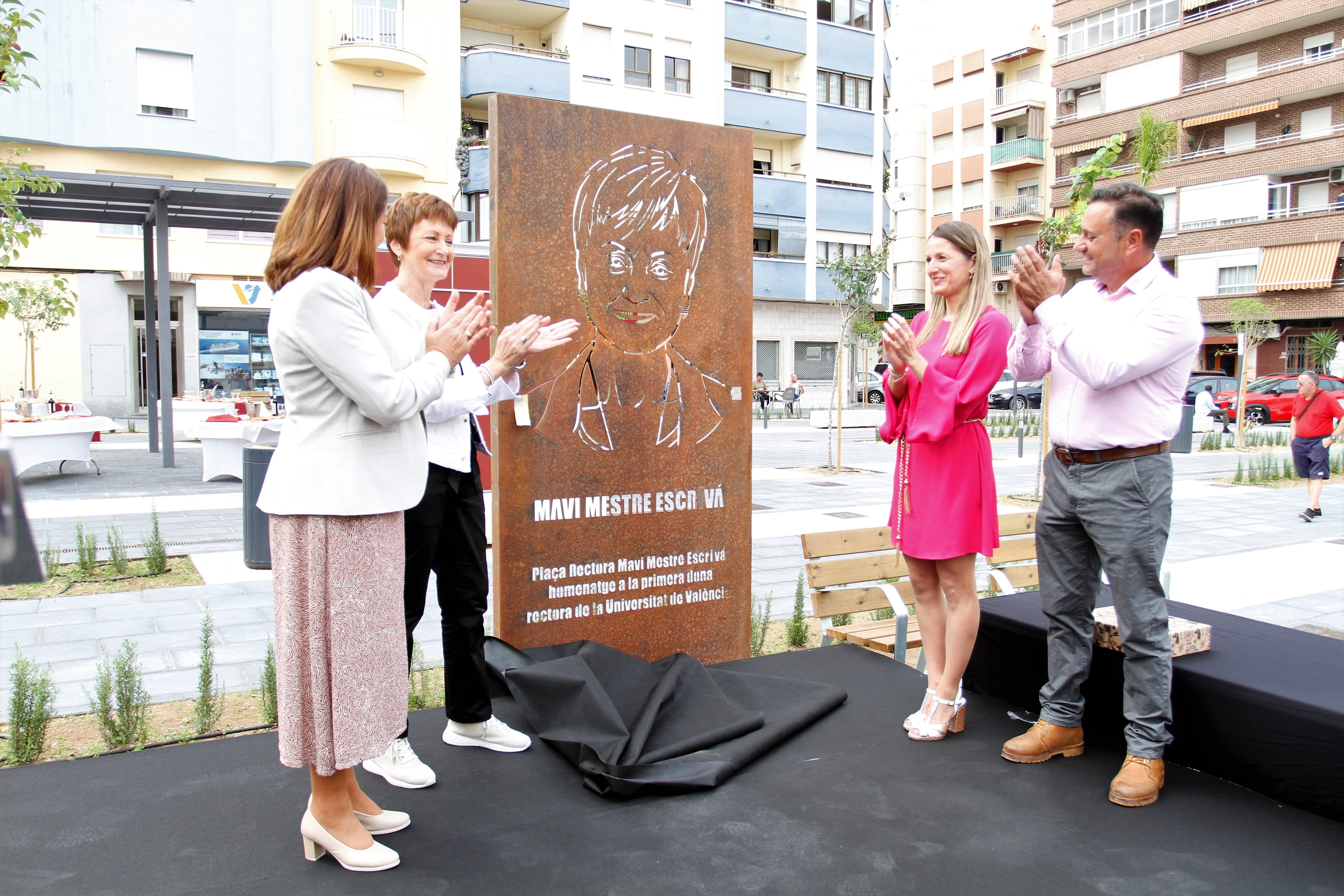 Mavi Mestre descubriendo la placa conmemorativa en la plaza que llevará su nombre.