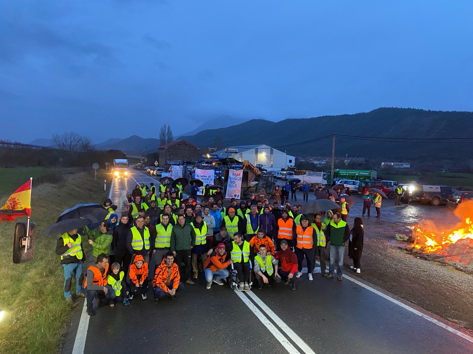 Cerca de un centenar de agricultores se secundaban esta protesta con cortes intermitentes de tráfico