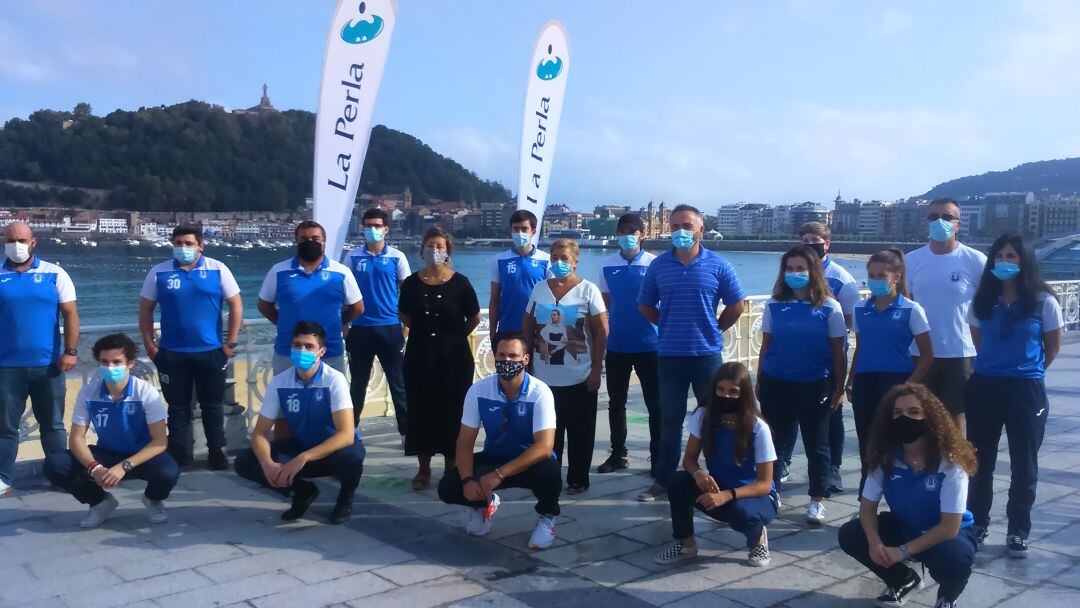 Presentación de los dos dos equipos seniors del Txuri Urdin en la terraza de La Perla