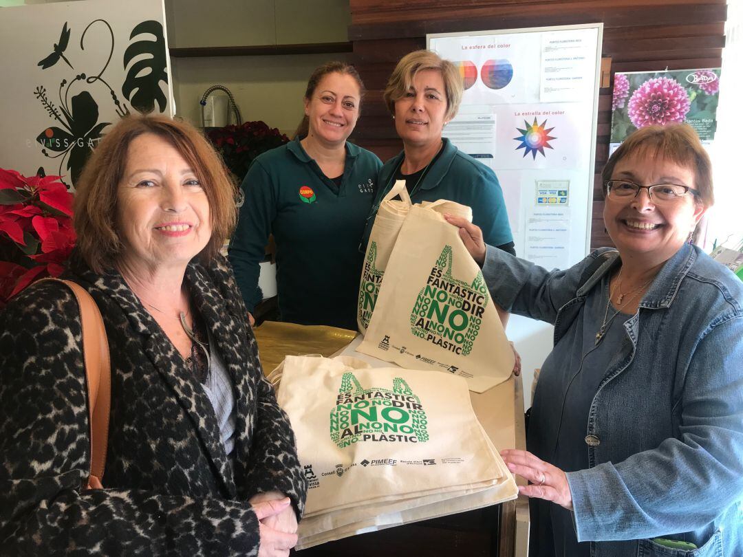 Las ediles de comercio y medio ambiente repartiendo bolsas en el Mercat Nou