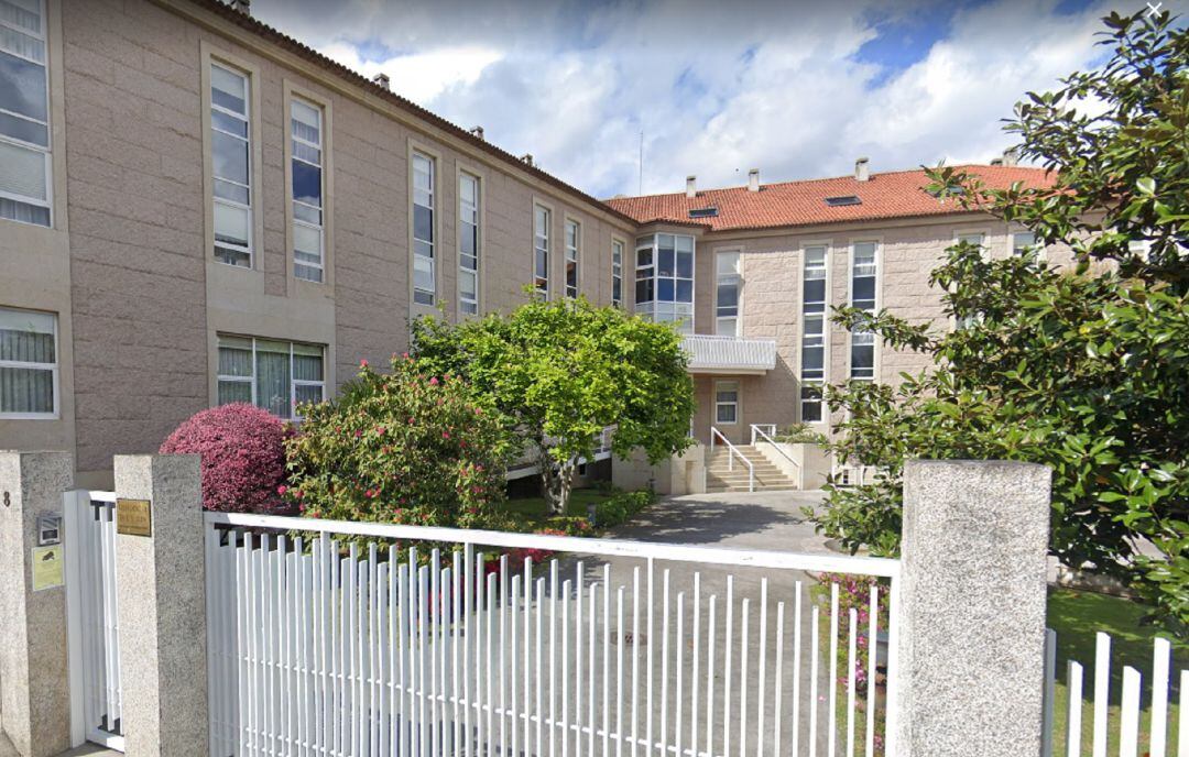 Entrada a la residencia Paz y Bien de Tui.