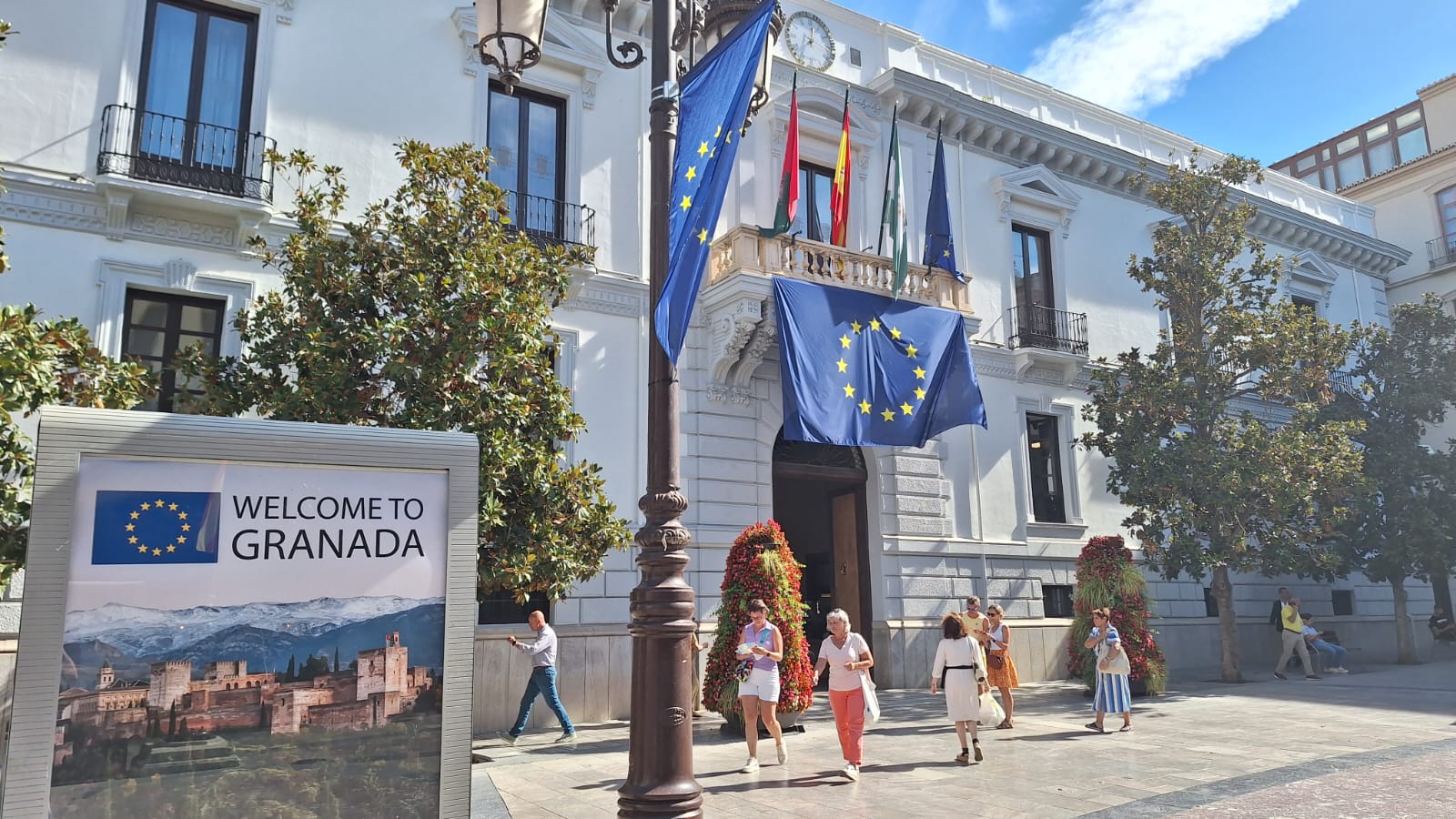 La Plaza del Carmen de Granada, ataviada para la cita