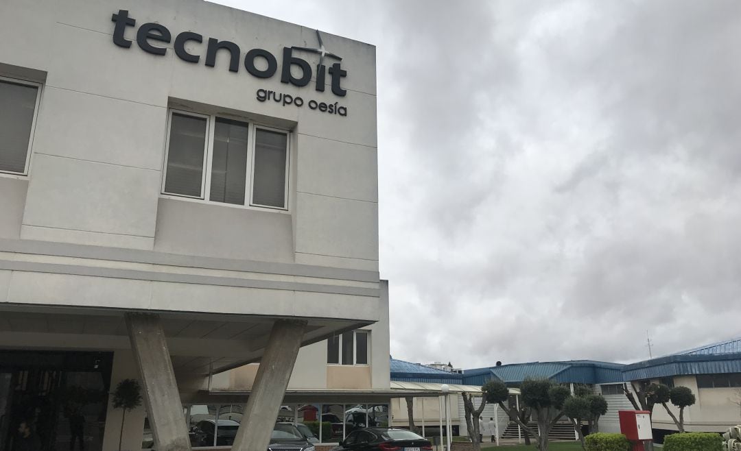 Imagen de la fachada principal de la factoría del Grupo Oesía-Tecnobit, en Valdepeñas (Ciudad Real) 