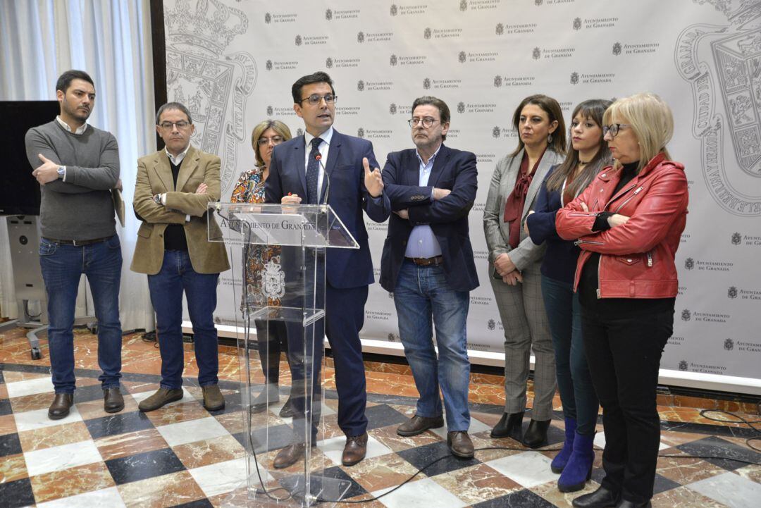 El alcalde de Granada, rodeado de los concejales del PSOE, anuncia planes de actuación para 2019