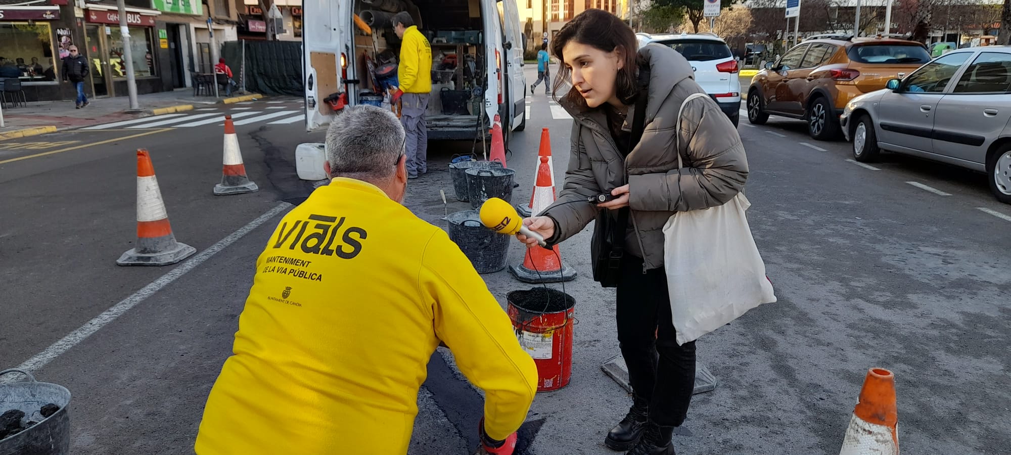 Trabajos de reparación de la grieta en la Avenida Marqués de Campo de Gandia