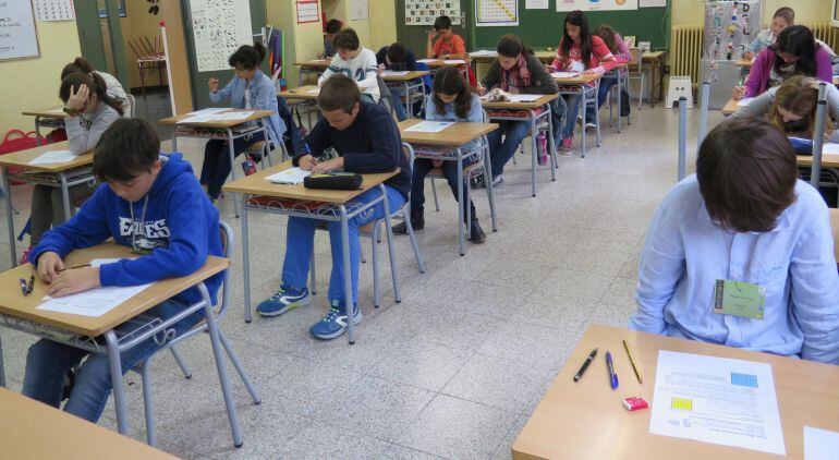 Uns 70 alumnes de sisè de primària, 1er i 2on d'ESO resolen problemes matemàtics al concurs 'Fem Matemàtiques' a Girona