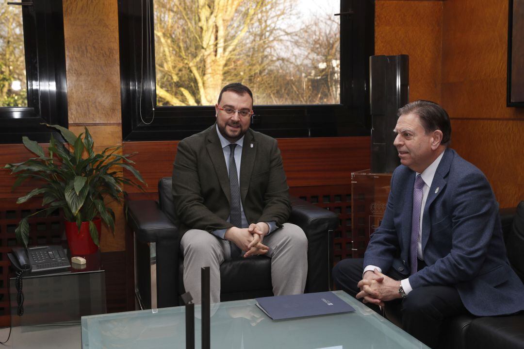 Imagen del encuentro mantenido entre Adrián Barbón y Alfredo Canteli en la sede de Presidencia