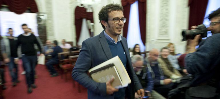 El alcalde de Cádiz, José María González, entrando en el pleno de los presupuestos