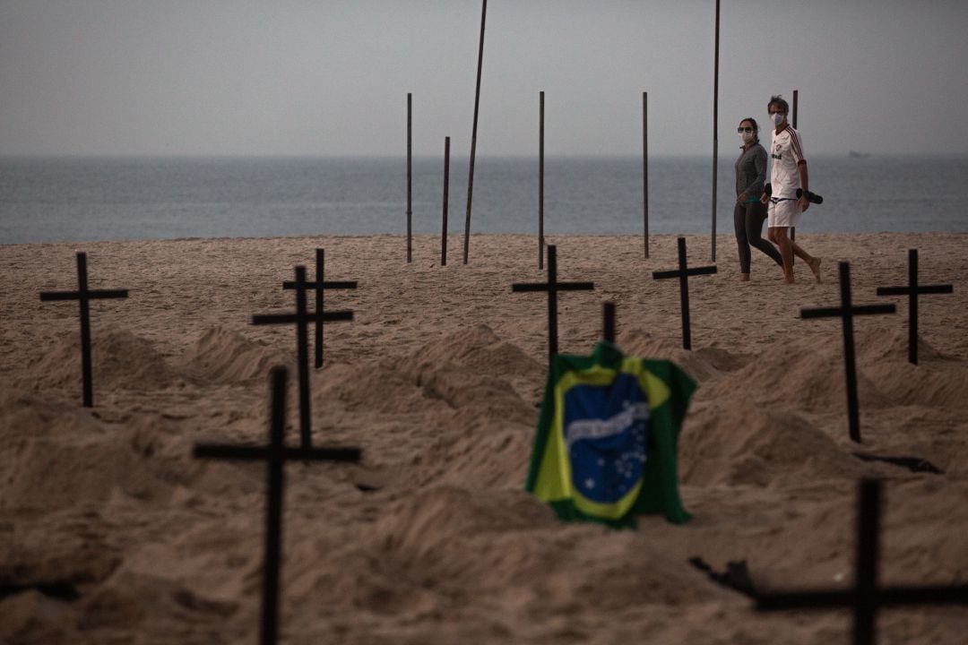 Cruces en la playa de Copacabana de Brasil en protesta por los más de 40.000 muertos del país sudamericano por coronavirus