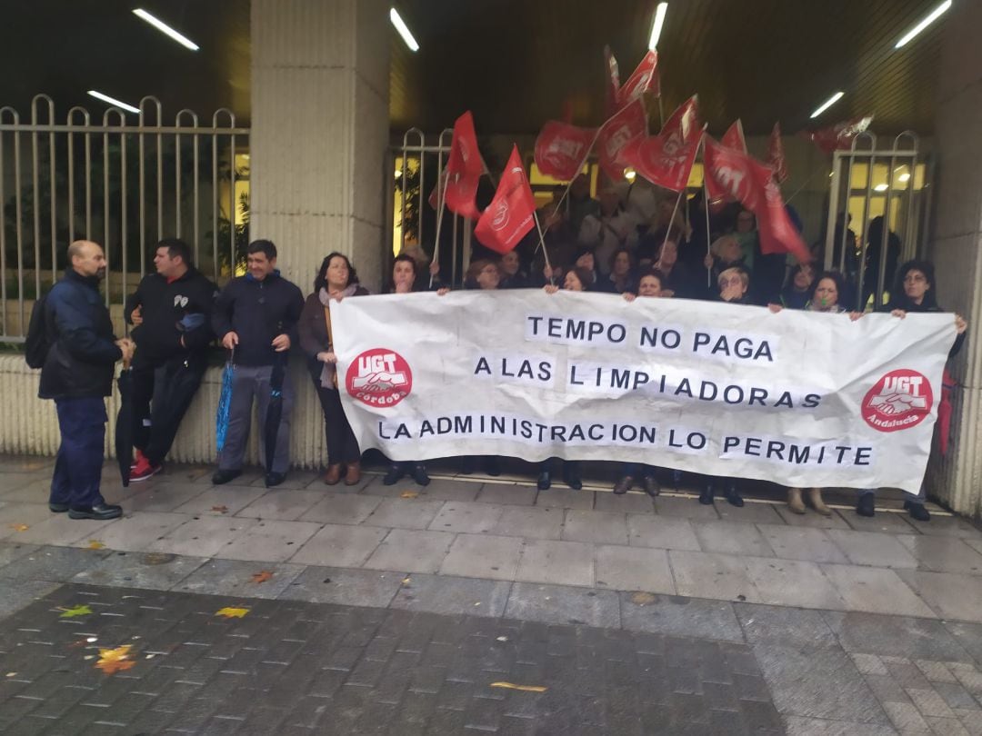 Concentración de las trabajadoras de la limpieza por los impagos de Tempo (archivo).