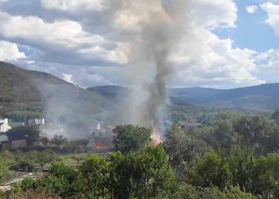 Incendio en un solar urbano