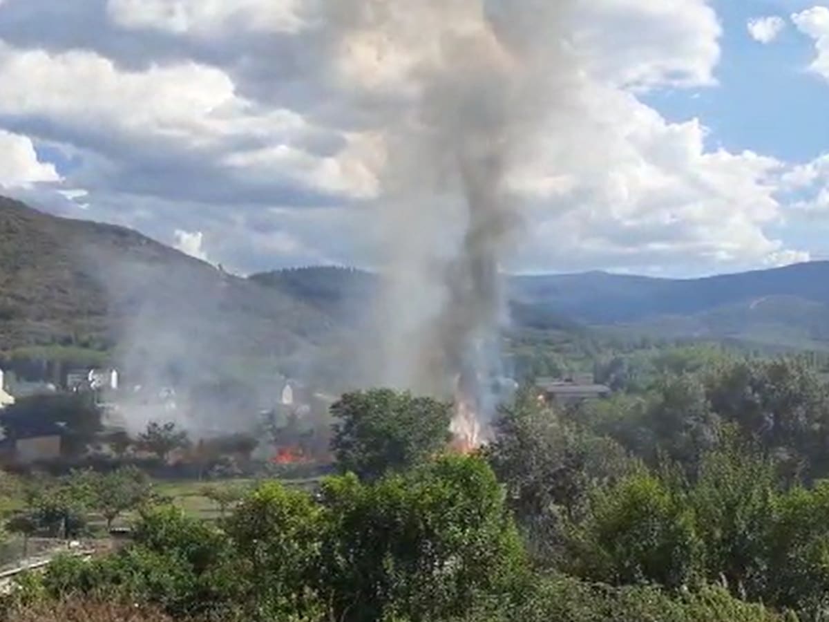Arde un solar entre Flores del Sil y La Placa en Ponferrada