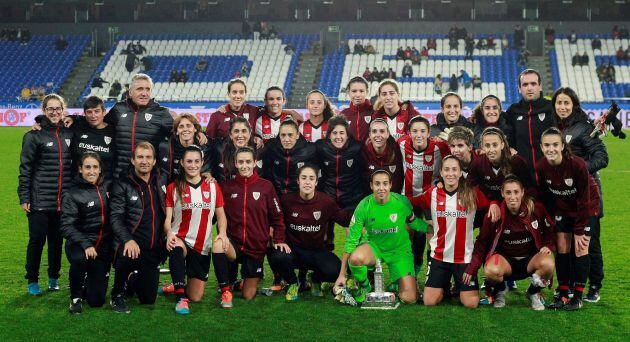 Las jugadoras del Athletic Club de Bilbao posan para los medios gráficos tras proclamarse vencedoras del Trofeo Teresa Herrera, tras imponerse al Deportivo de La Coruña en el encuentro disputado hoy en el Estadio de Riazor