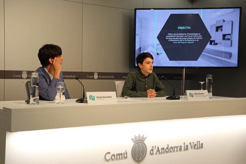 El conseller d'habitatge, Marc Torrent, explicant els objectius del Programa Reviu acompanyat del cònsol major, Sergi González