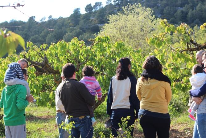Los primeros padrinos, visitando a sus nuevos 'ahijados'.