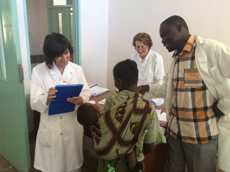 La doctora Galván atendiendo a pacientes en Benga