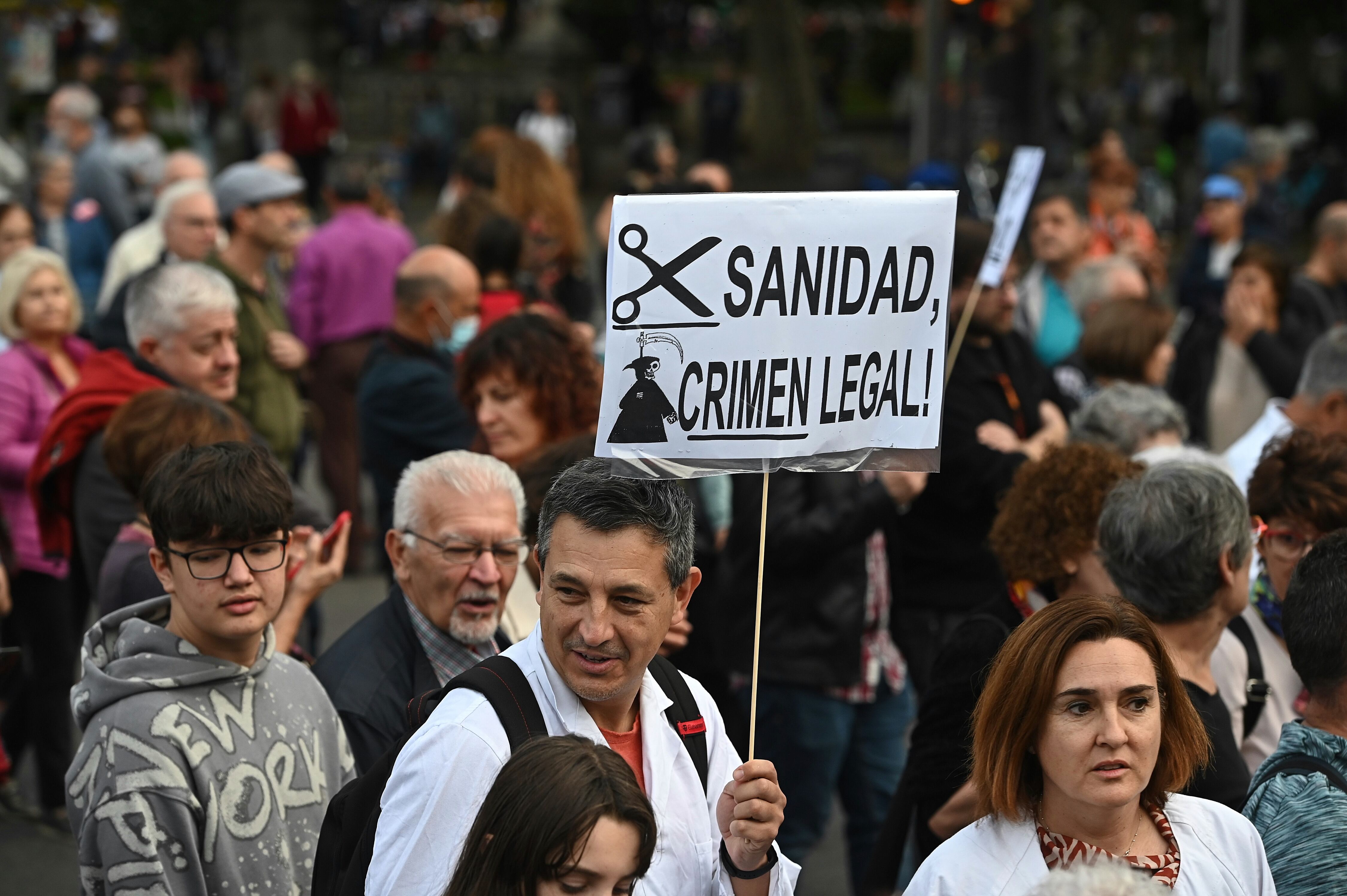 MADRID, 22/10/2022.- Un momento de la manifestación celebrada hoy sábado en Madrid en defensa de la Sanidad Pública y para revertir el desmantelamiento de servicios y el modelo sanitario que está llevando a cabo el gobierno de la Comunidad de Madrid. EFE / Fernando Villar.