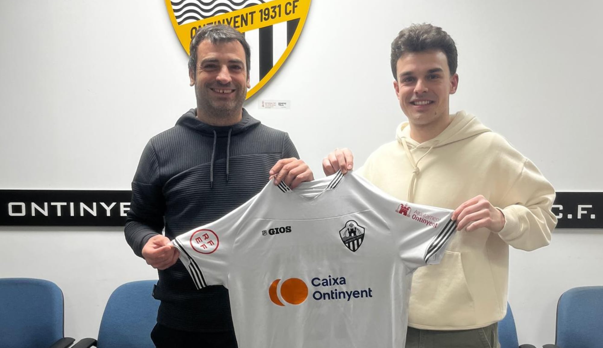 El presidente Juanma Bas posa junto a Pablo Francés durante la presentación del jugador con la camiseta del Ontinyent 1931