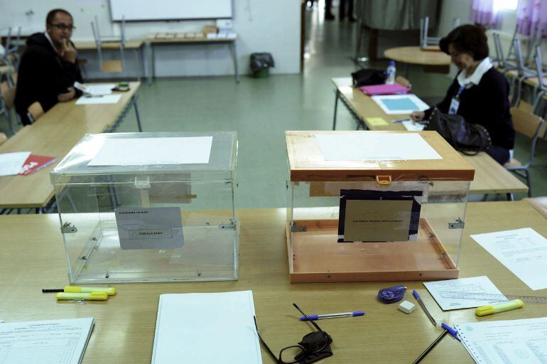 Una de las mesas electorales en el colegio Victorino Macho en Burguillos de Toledo