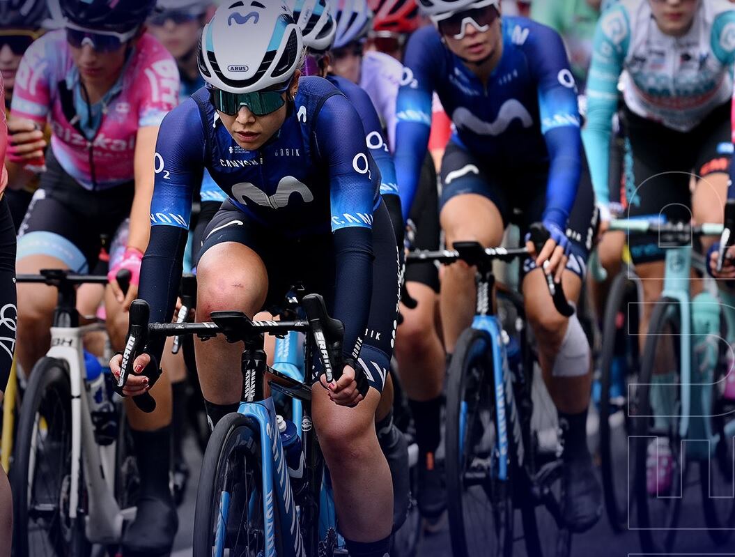 Sara Martín con los colores de Movistar durante una prueba de la presente temporada