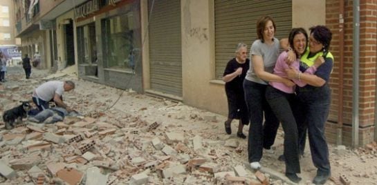 Una mujer llora desconsolada mientra un hombre atiende a otra persona tras el seísmo de Lorca.