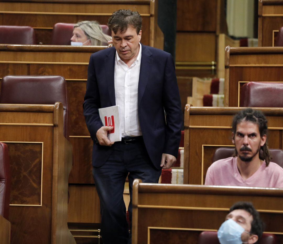 El diputado de Teruel Existe y presidente de la formación, Tomás Guitarte, momentos antes de una intervención en el Congreso.