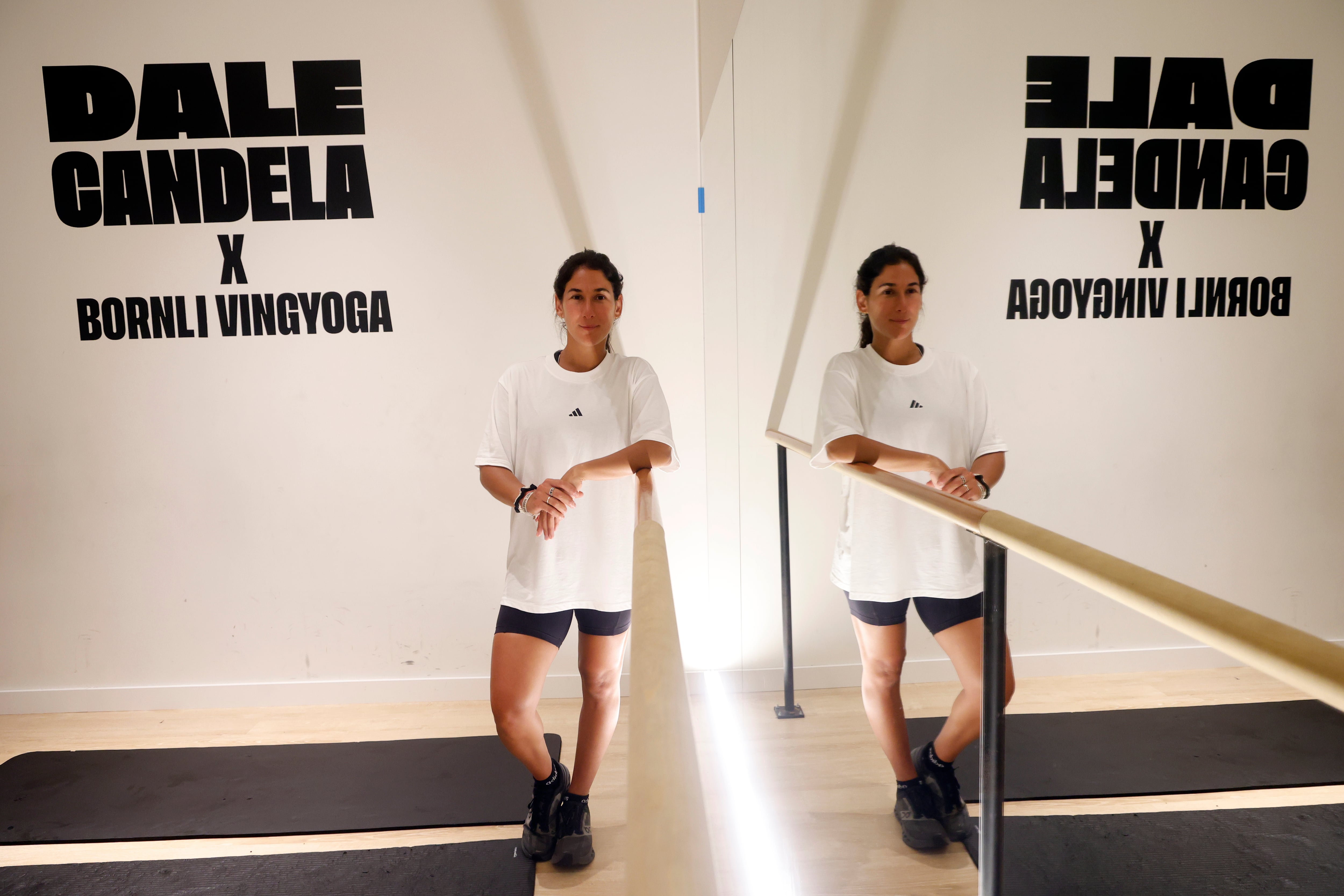 Candela Otero, en el interior del estudio Dale Candela, en la calle Real de Ferrol (foto: Kiko Delgado / EFE)